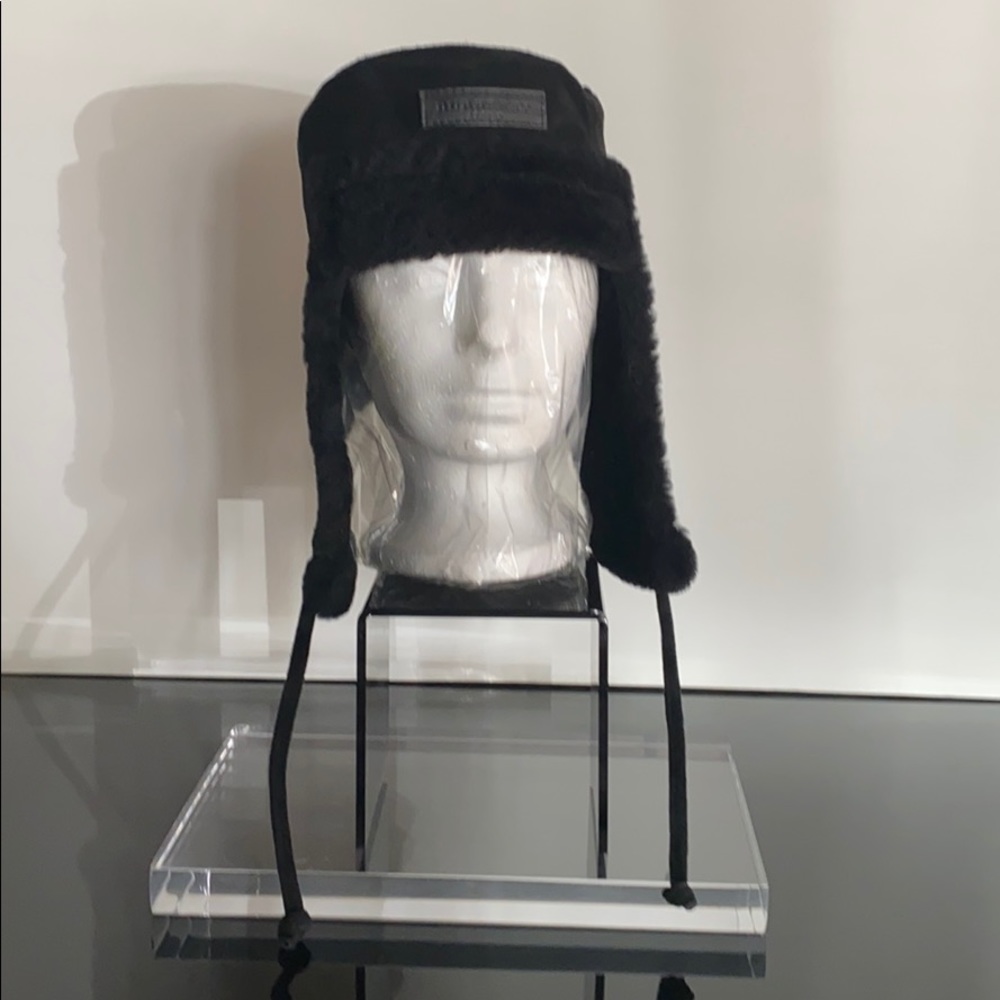 BURBERRY LONDON BLACK 100%  LEATHER & WOOL FUR CAP